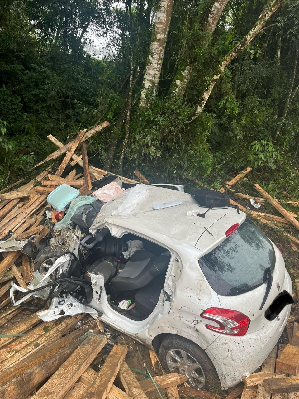 Motorista colide com o automóvel em caminhão de madeira e morre em Alfredo Wagner