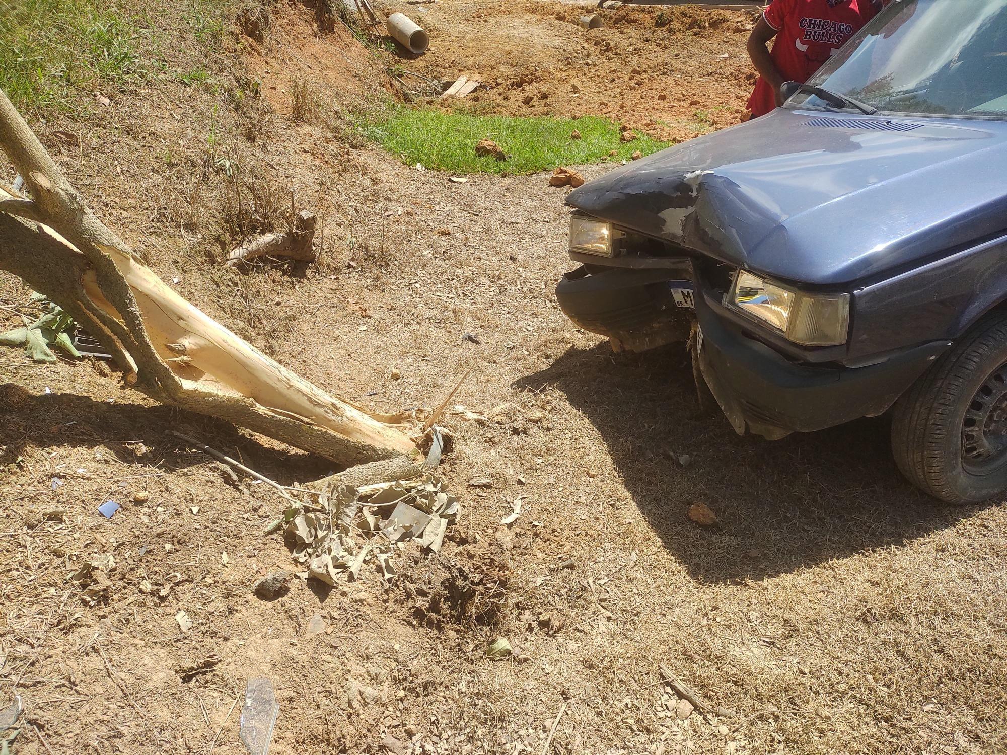 Motorista colide contra árvore em Aurora e é encaminhado ao hospital
