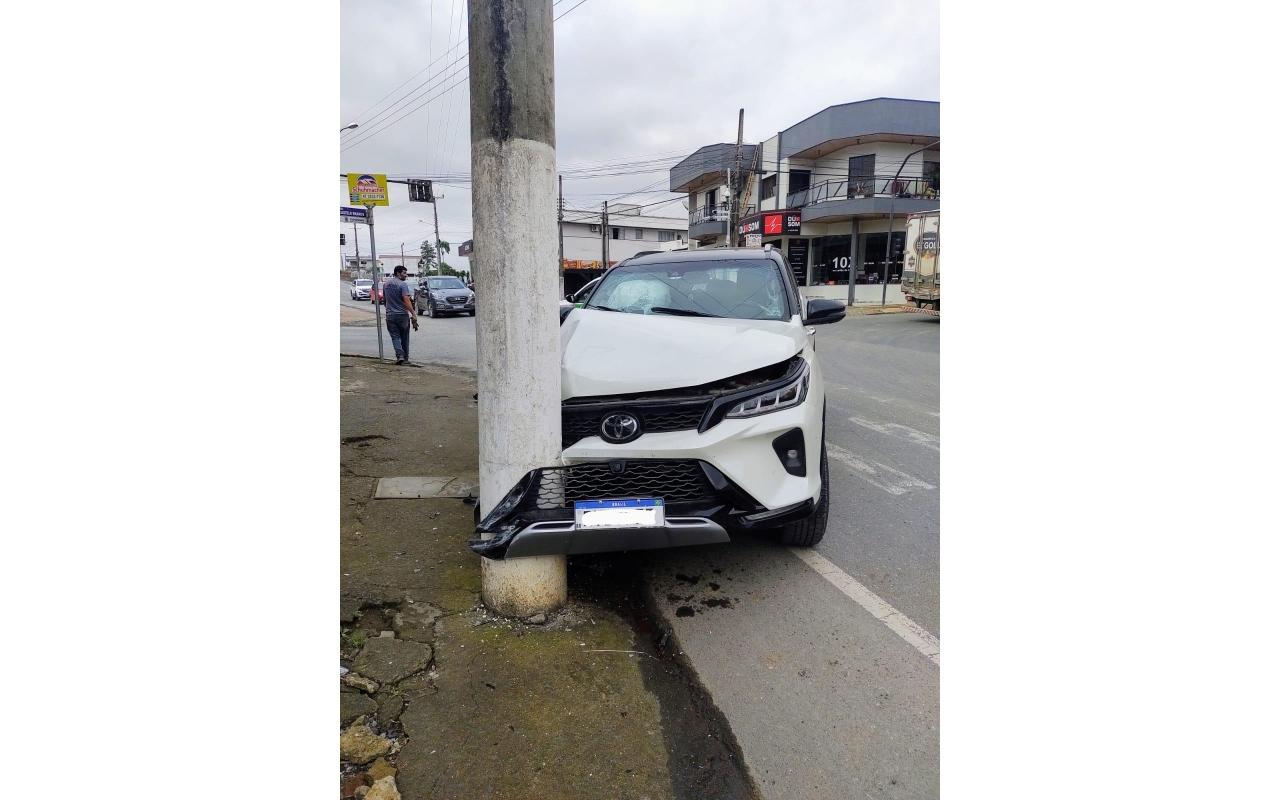  Motorista colide veículo em poste no centro de Ituporanga 