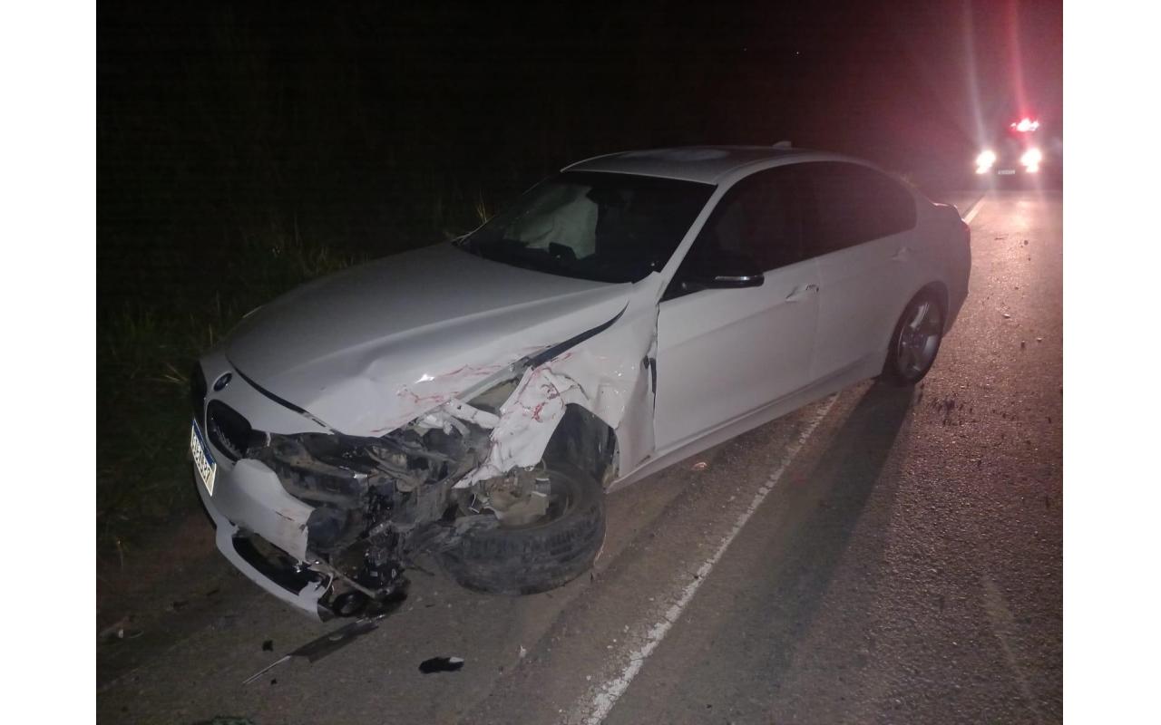 Motorista de BMW colide em Gol e abandona veículo em Vidal Ramos