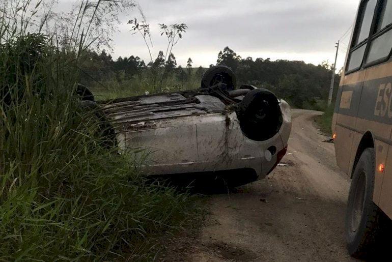 Motorista de ônibus encontra homem sem vida dentro de carro capotado no Alto Vale 