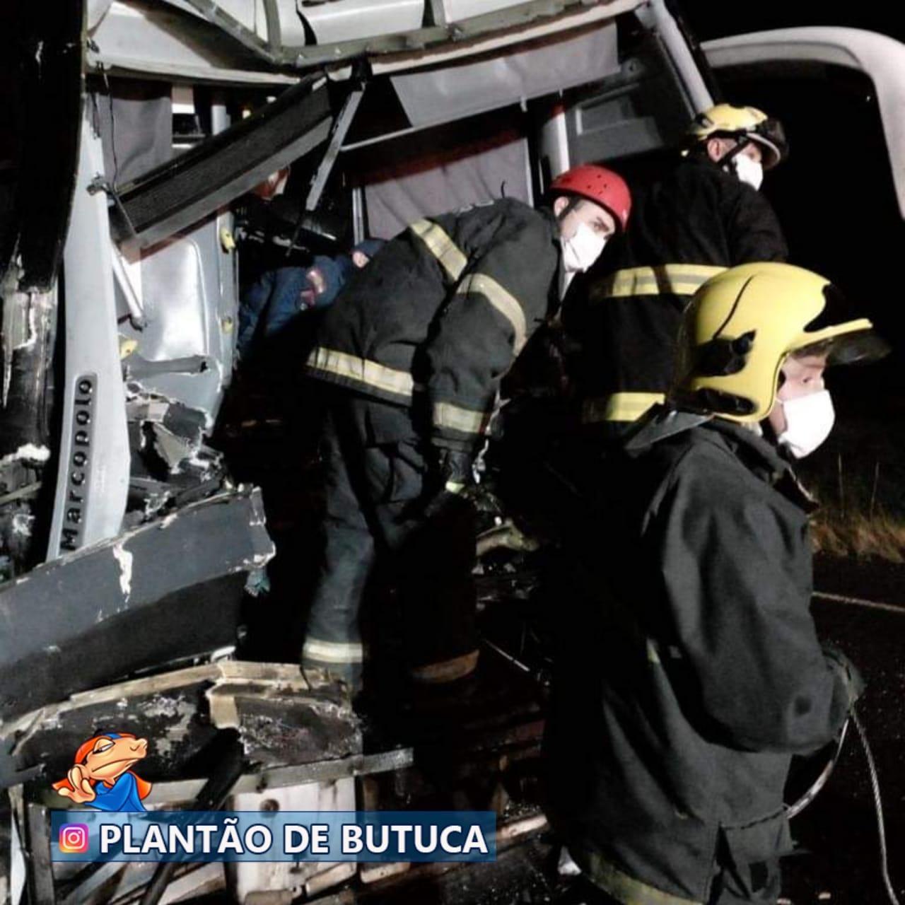 Motorista de ônibus fica preso às ferragens após batida em caminhão na BR470