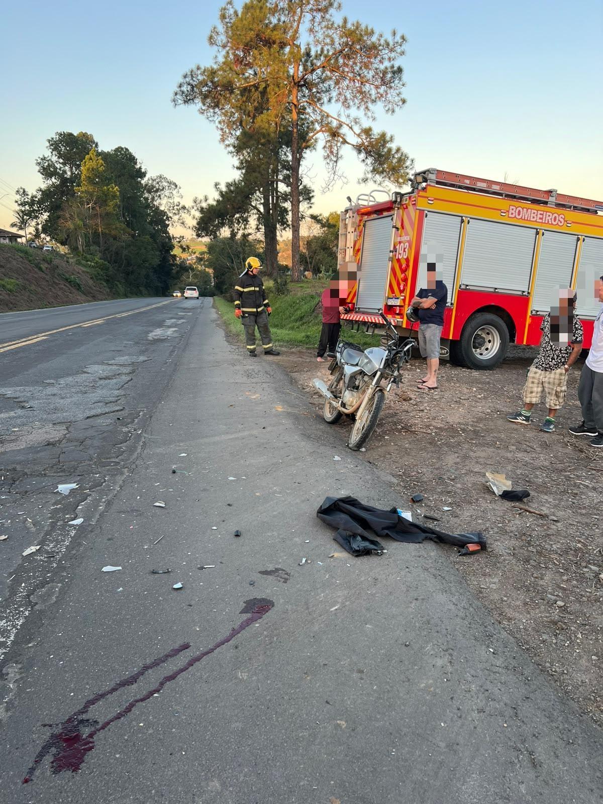 Motorista de van escapa de linchamento após acidente deixar motociclista gravemente ferido na BR-470