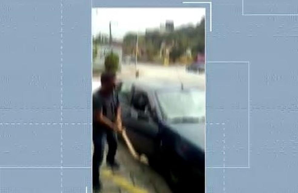 Motorista destrói o próprio carro a machadadas ao descobrir que seria guinchado em SC