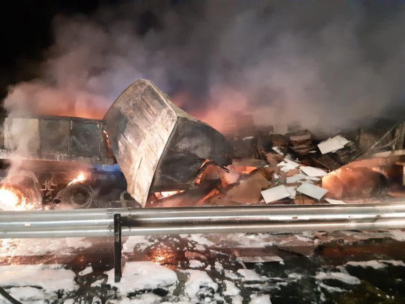 Motorista do Alto Vale morre carbonizado em acidente com quatro caminhões na BR-101, em Itajaí