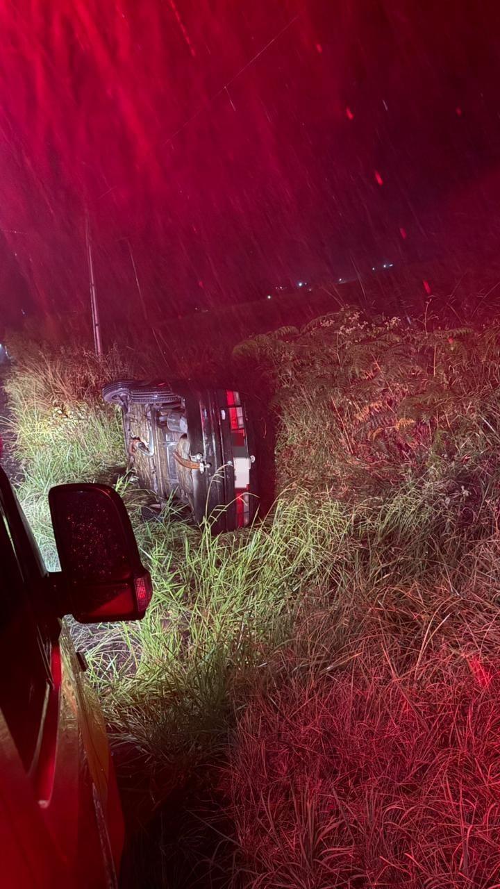 Motorista é ejetado em capotamento na BR-470 e três ficam feridos