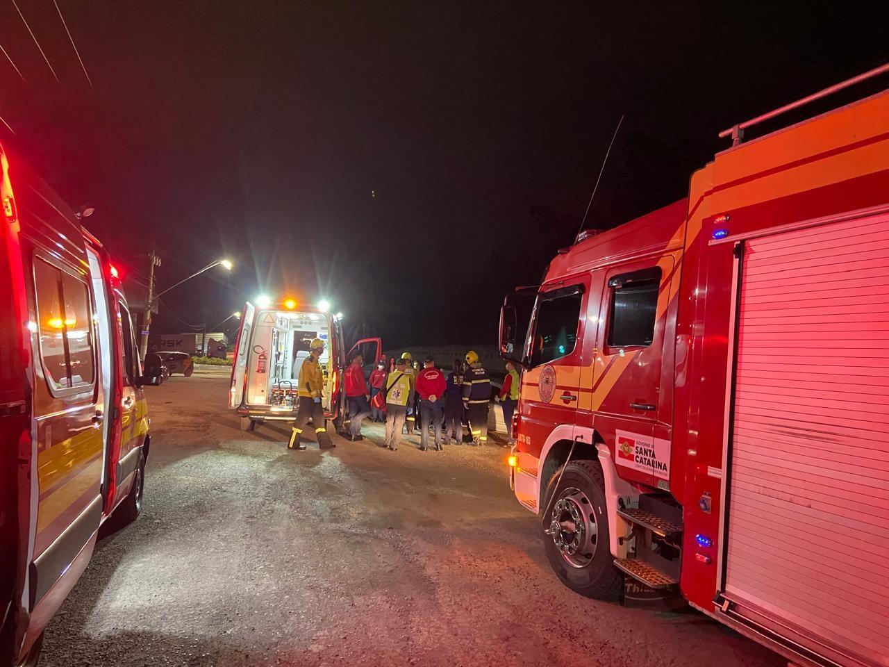 Motorista é levada ao hospital após carro sair da pista na BR-470