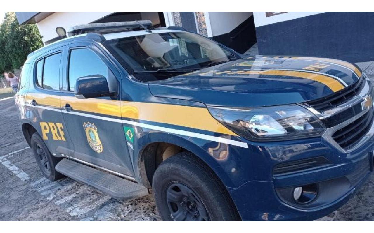 Motorista é preso ao parar para trocar pneu furado na BR-470, em Rio do Sul 