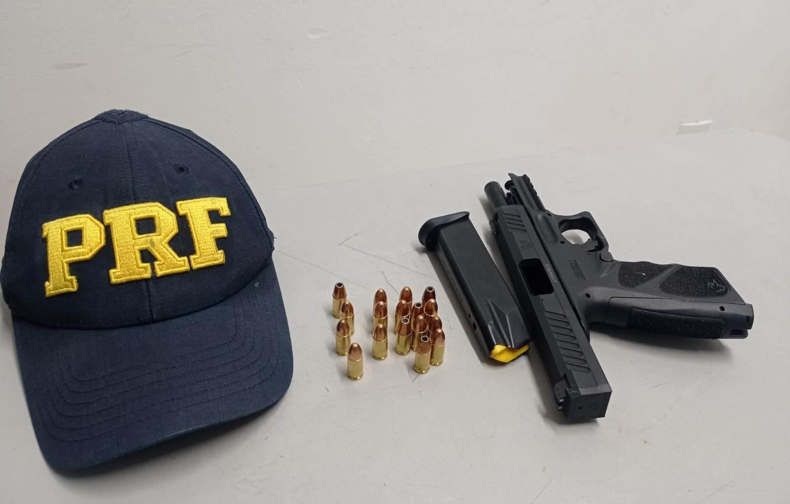 Motorista é preso por porte ilegal de arma na BR-470