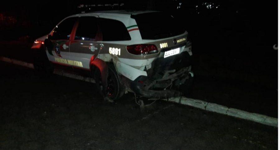Motorista embriagado colide na viatura da PM, em Salete