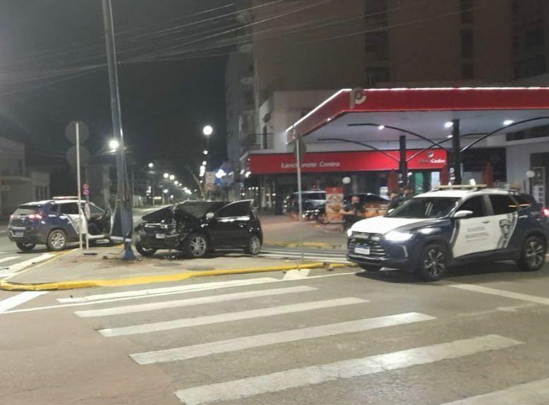 Motorista embriagado tenta atropelar policial e acaba preso após colidir em poste