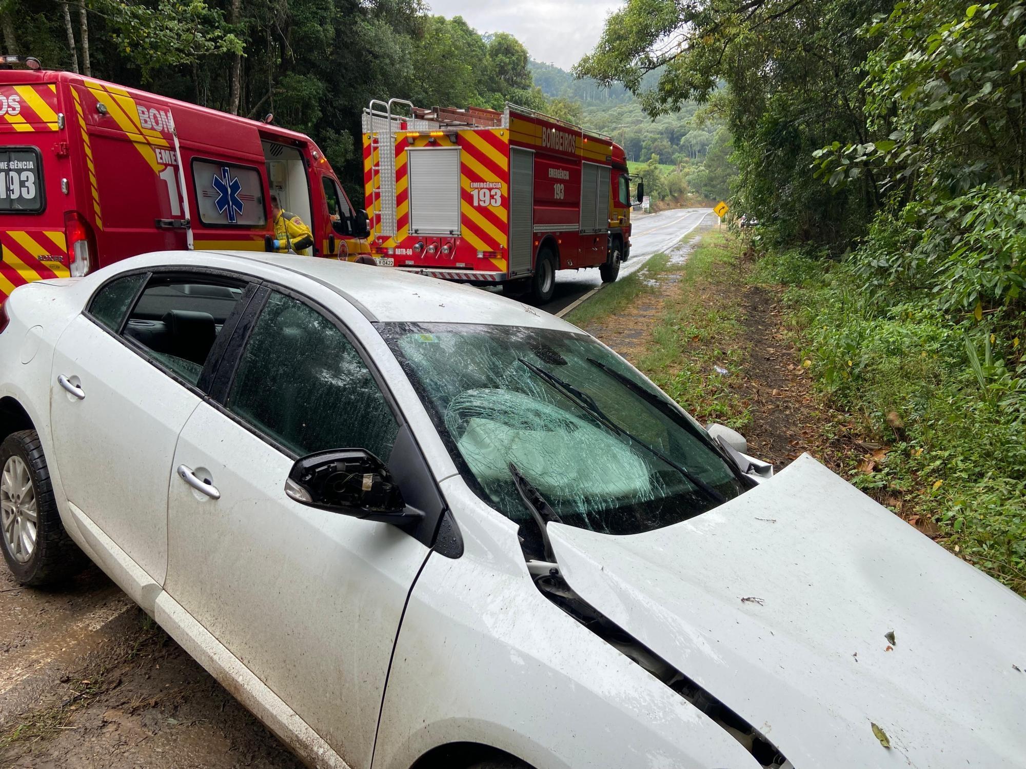 Motorista fica ferida após saída de pista na SC-350 em Ituporanga