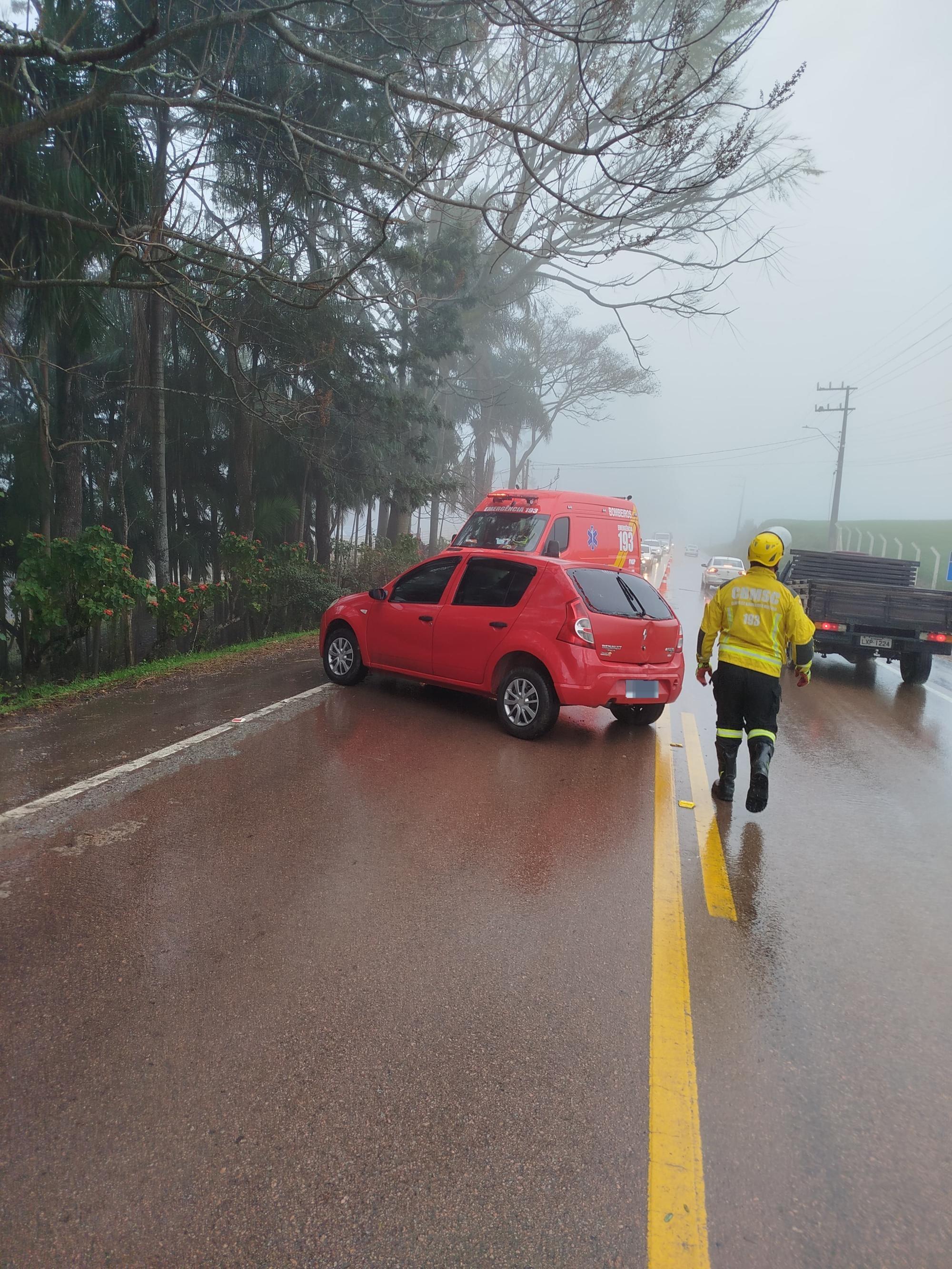 Motorista fica ferida após sair da pista e bater carro na SC-110 em Ituporanga