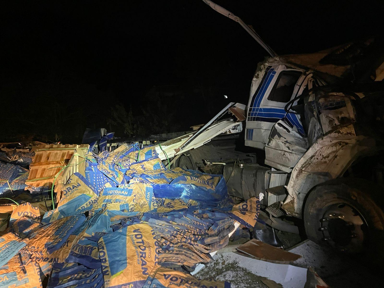 Motorista fica ferido após capotar caminhão em Vidal Ramos 