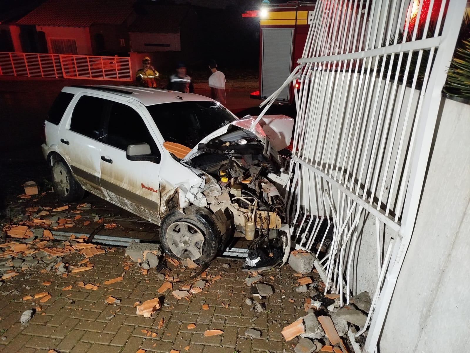 Motorista fica ferido após colisão de veículo em residência em Ituporanga