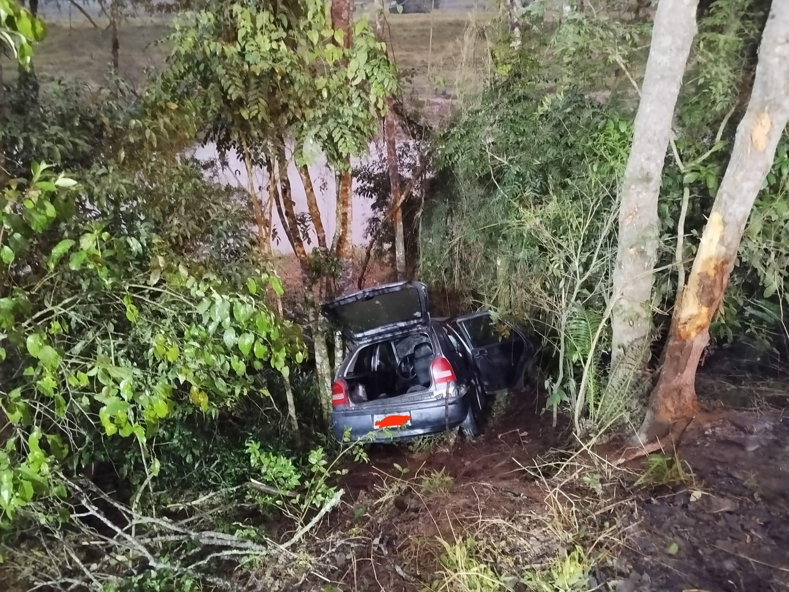 Motorista fica ferido após sair da pista e descer barranco na SC-350 em Ituporanga