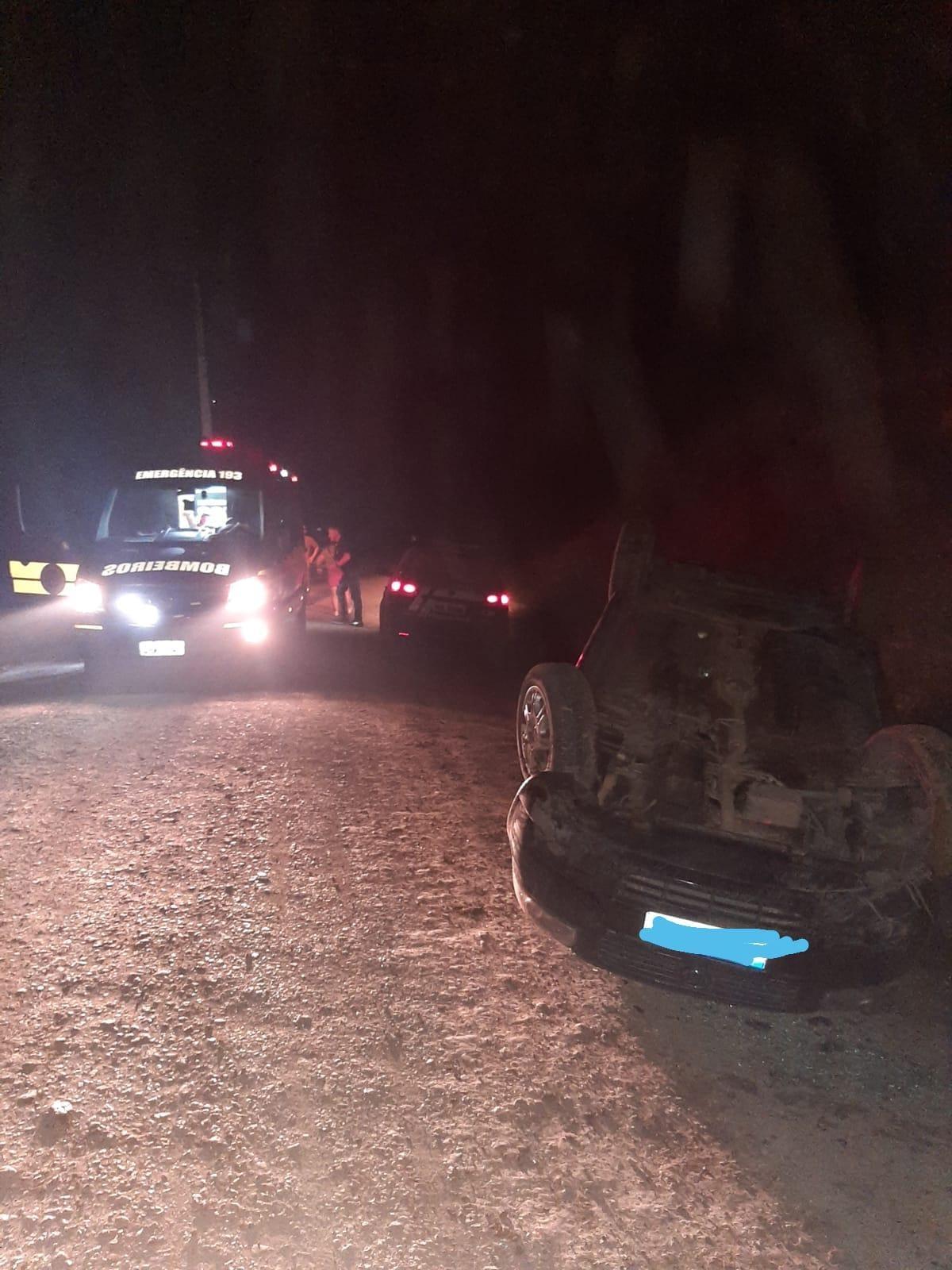 Motorista fica ferido após capotar veículo no interior de Ituporanga