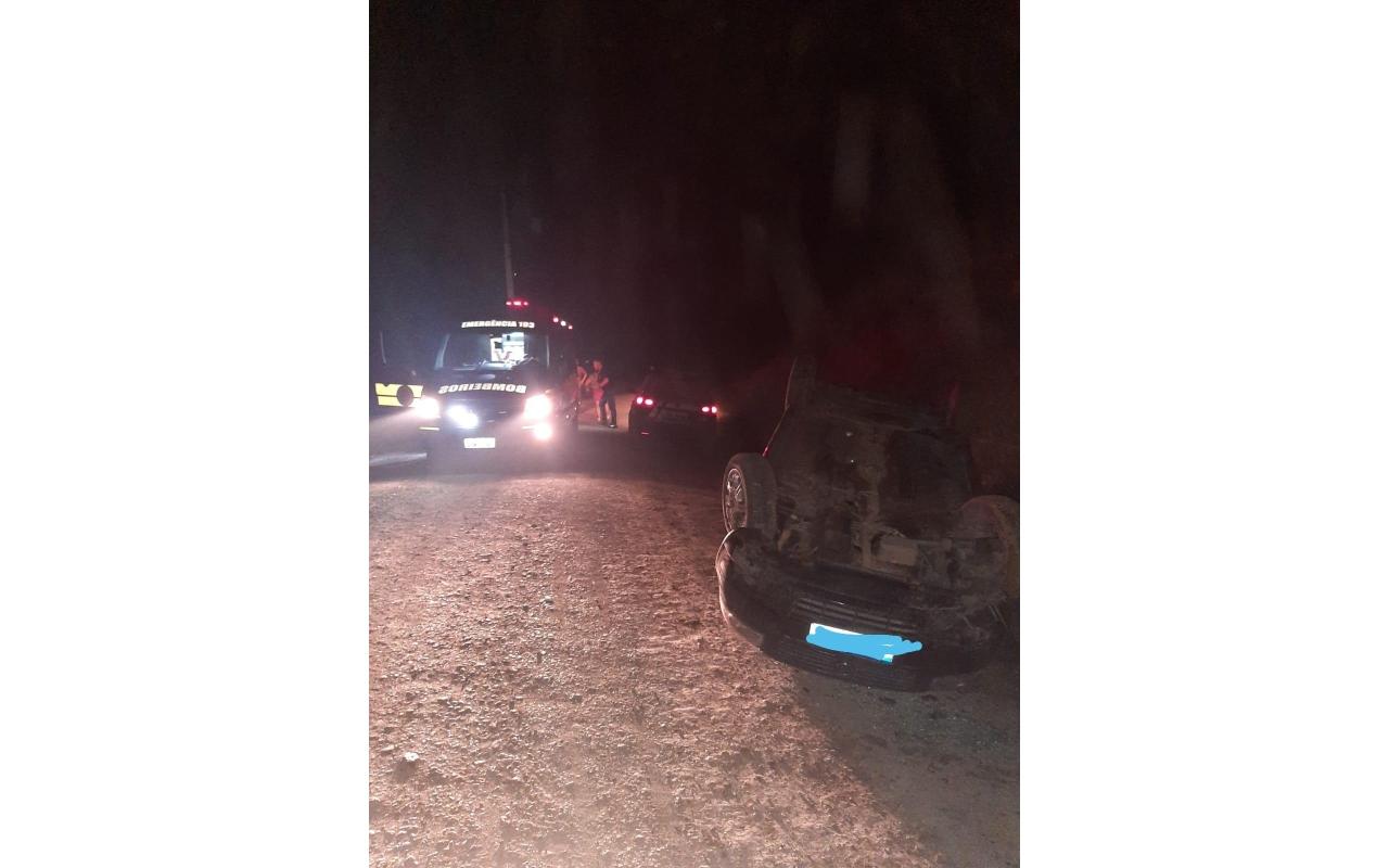 Motorista fica ferido após capotar veículo no interior de Ituporanga
