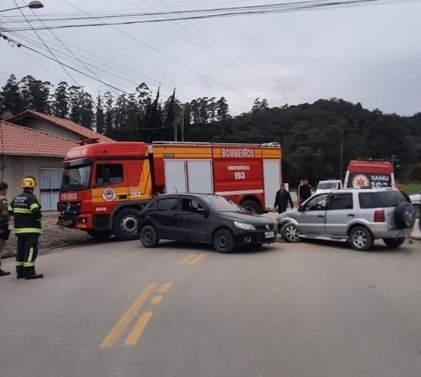 Motorista fica presa às ferragens após colisão com outro veículo em Ituporanga