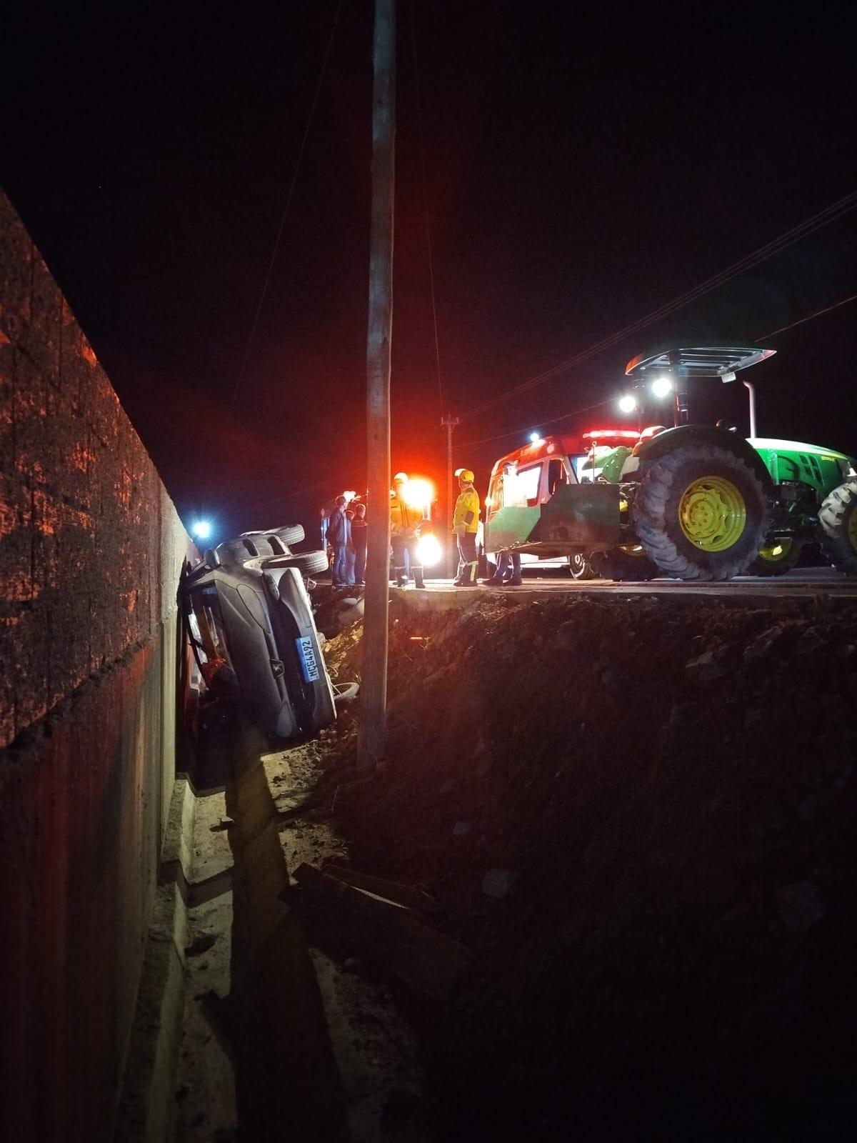 Motorista fica preso após carro bater em muro e capotar em Ituporanga