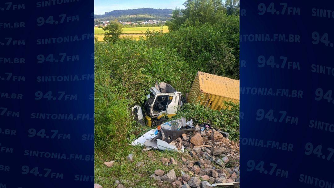 Motorista fica preso às ferragens após capotamento de carreta na BR-470 em Agronômica