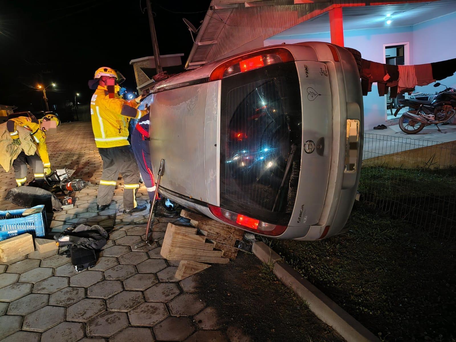 Motorista fica preso às ferragens após carro tombar em Bom Retiro