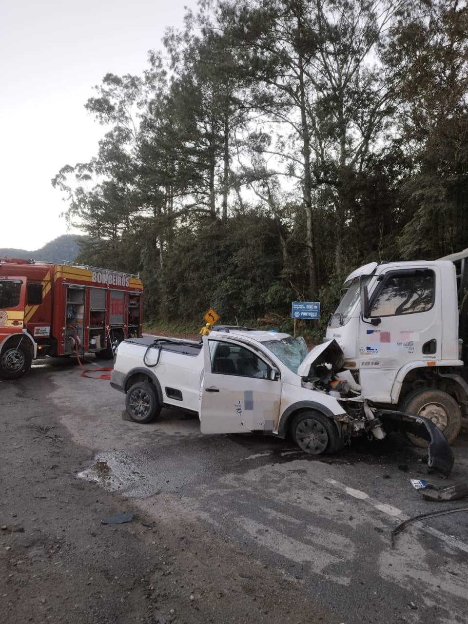 Motorista fica preso às ferragens após colisão na BR-470
