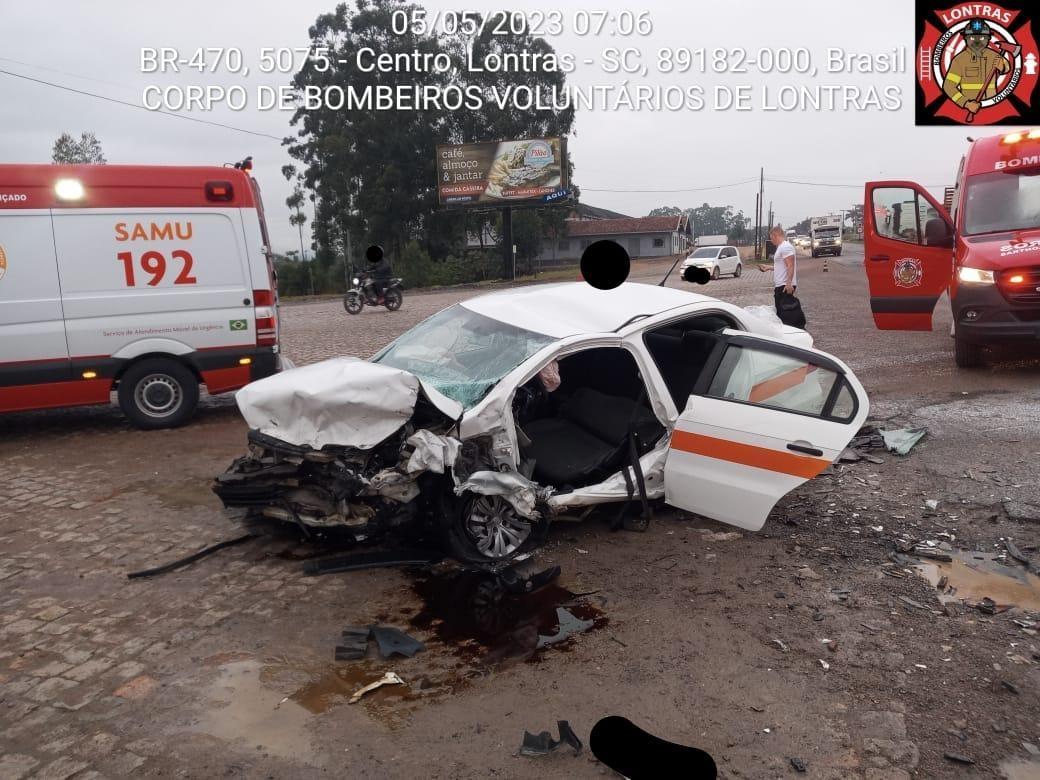 Motorista fica preso às ferragens em colisão na BR-470