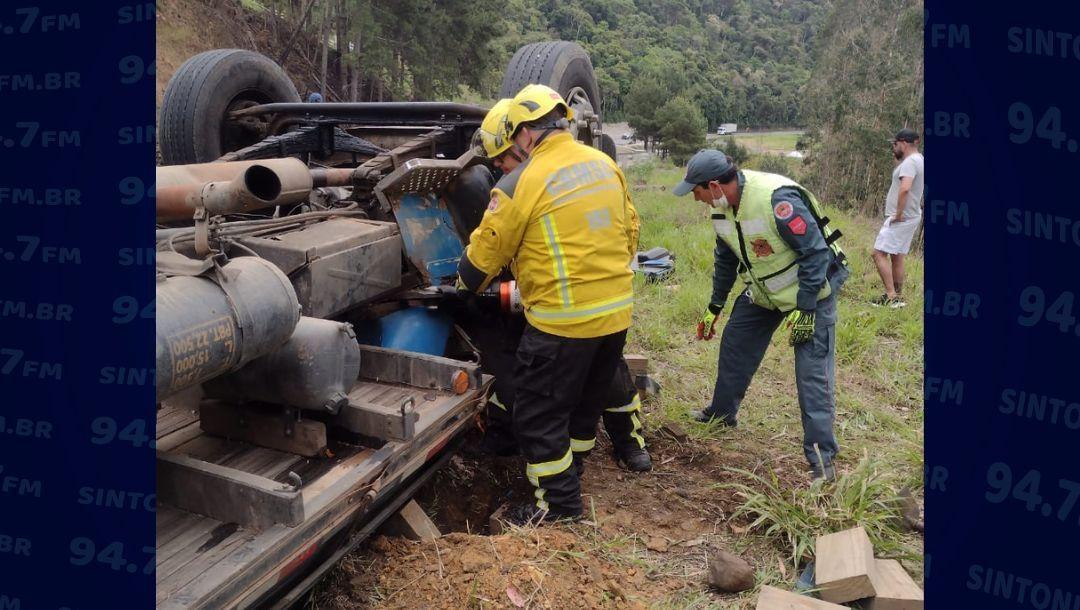 Motorista morre após caminhão carregado com madeira capotar na BR-282 em Alfredo Wagner