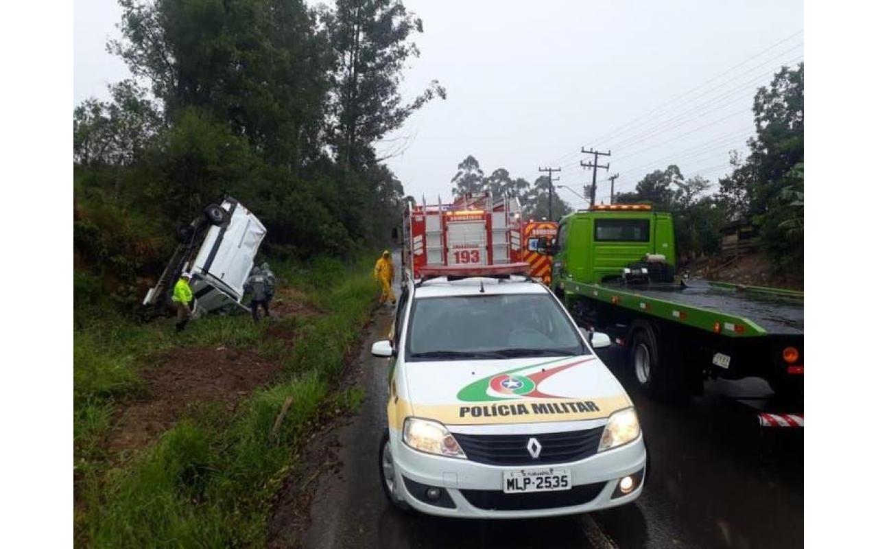 Motorista morre após furgão capotar e bater em barranco, no Alto Vale do Itajaí