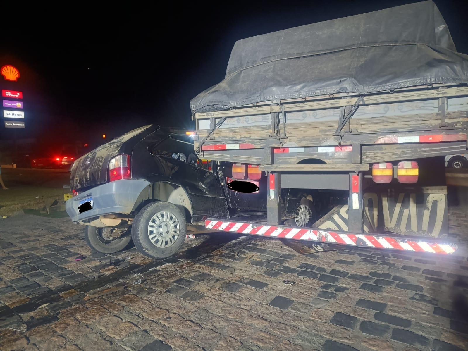 Duas pessoas morrem em colisão entre carro e caminhão na BR-470