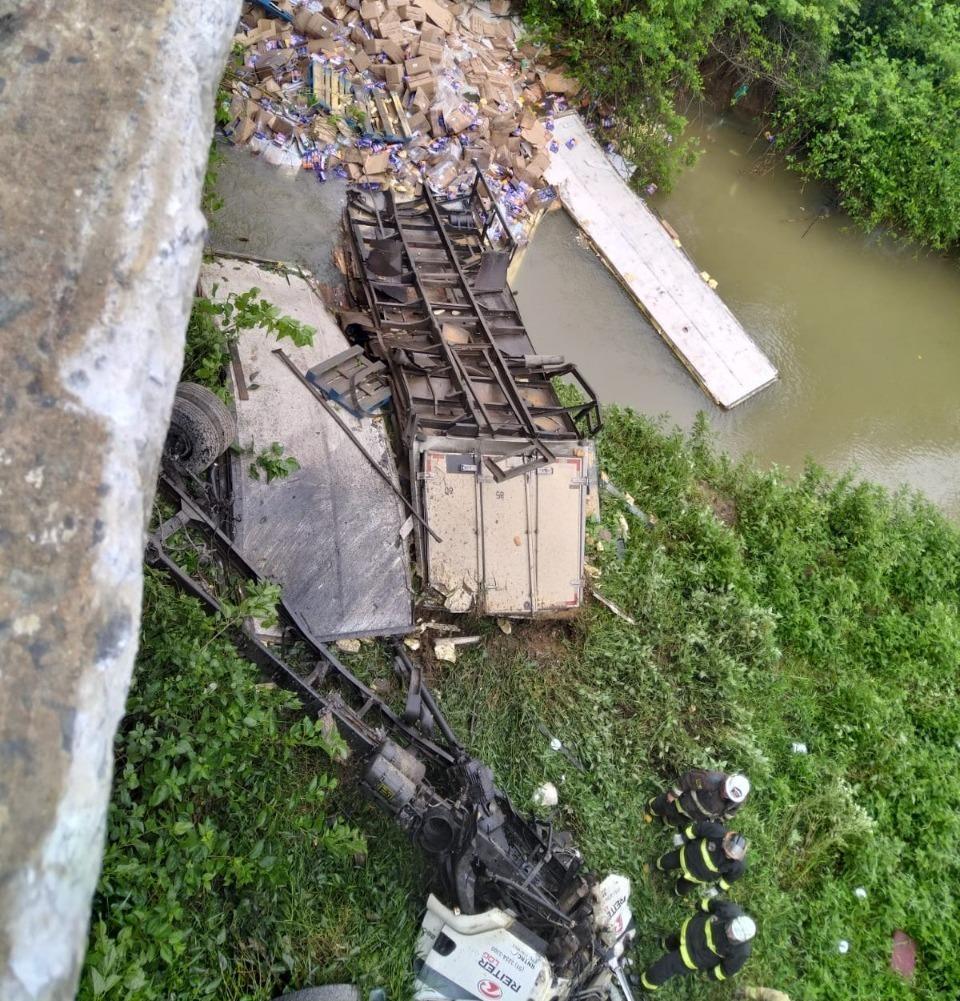 Motorista morre em acidente na BR-470 em que caminhão saiu da pista e caiu no rio 