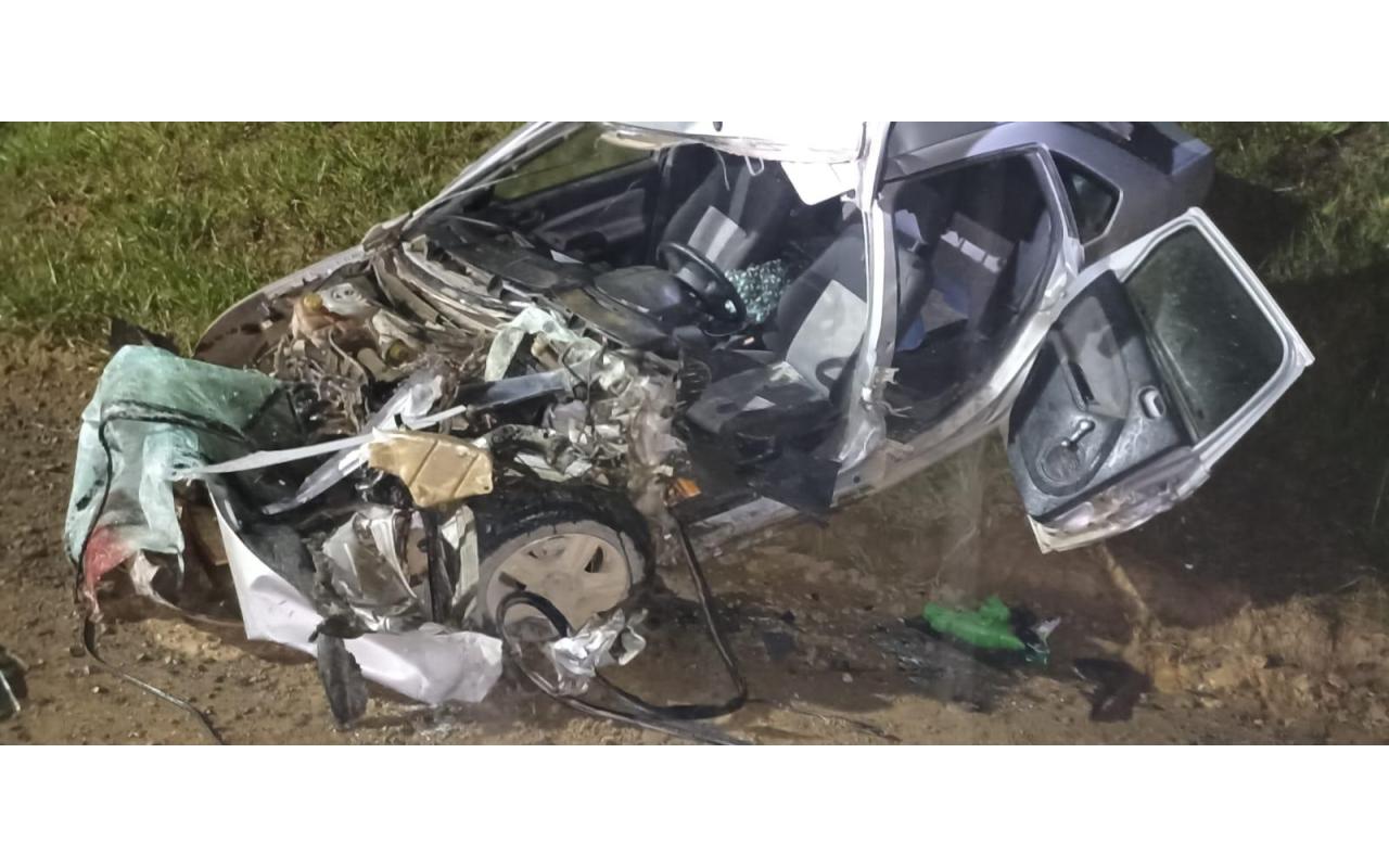  Motorista morre em colisão entre automóvel e caminhão 