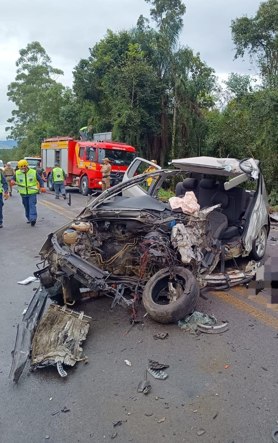 Motorista morre em grave acidente entre automóvel e caminhão no Alto Vale