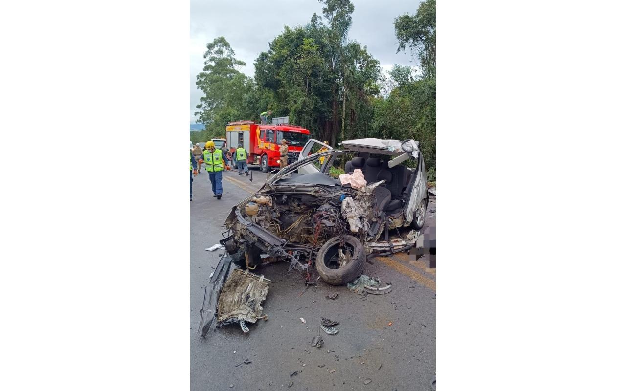 Motorista morre em grave acidente entre automóvel e caminhão no Alto Vale