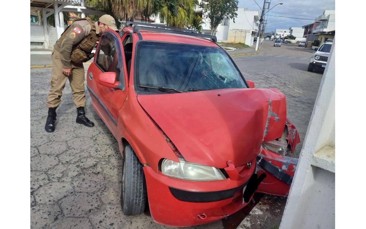 Motorista perde controle de veículo e colide em poste no centro de Ituporanga
