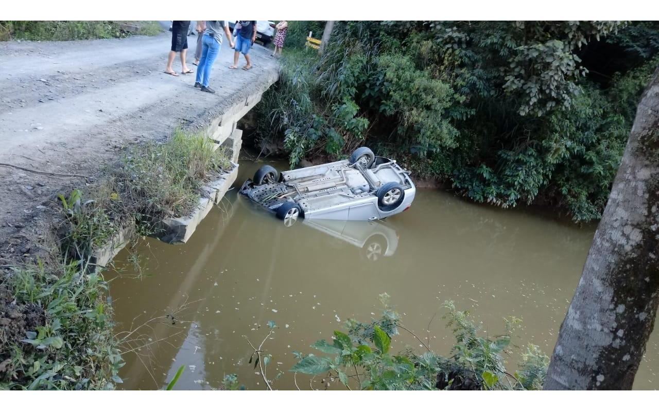 Motorista perde controle do veículo e cai em ribeirão em Ituporanga
