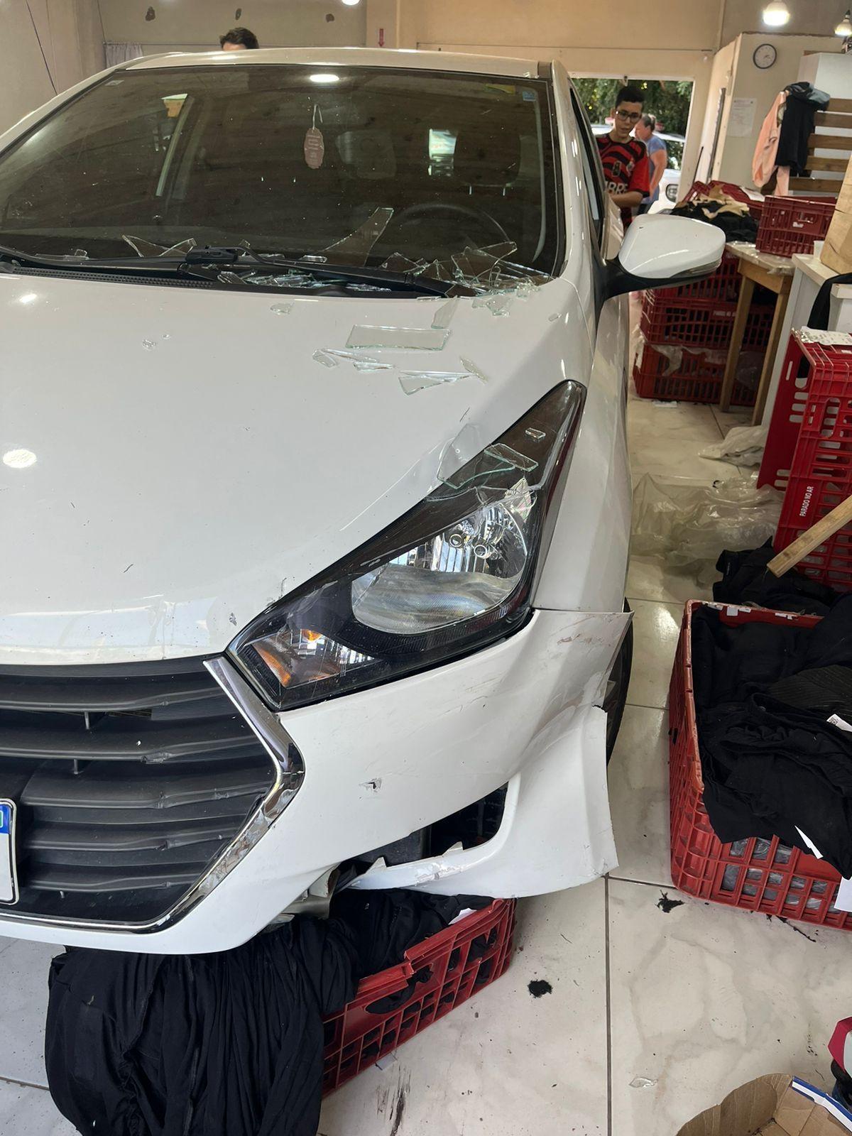 Motorista prende tênis no acelerador do veículo e invade malharia em Chapadão do Lageado 