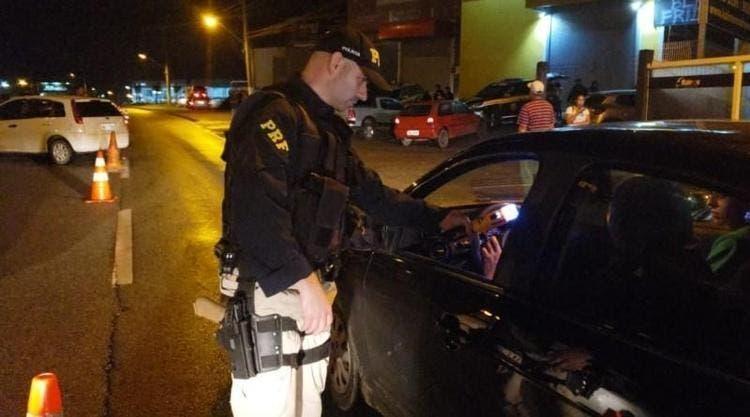 Motorista preso por embriaguez no Oeste de SC volta ao posto policial tirar satisfação