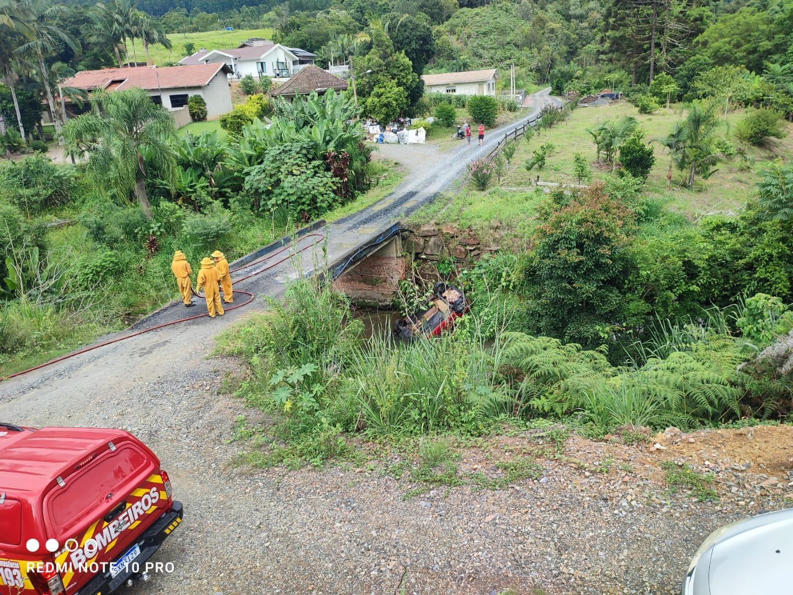 Motorista sai da pista e é atacado por abelhas em Rio do Sul