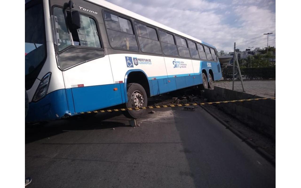 Motorista sofre infarto e morre dirigindo ônibus em Florianópolis