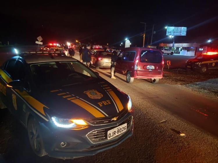 Motorista tenta fugir de blitz, quase atropela policial, bate em poste e é preso em Rio do Sul, no Alto Vale
