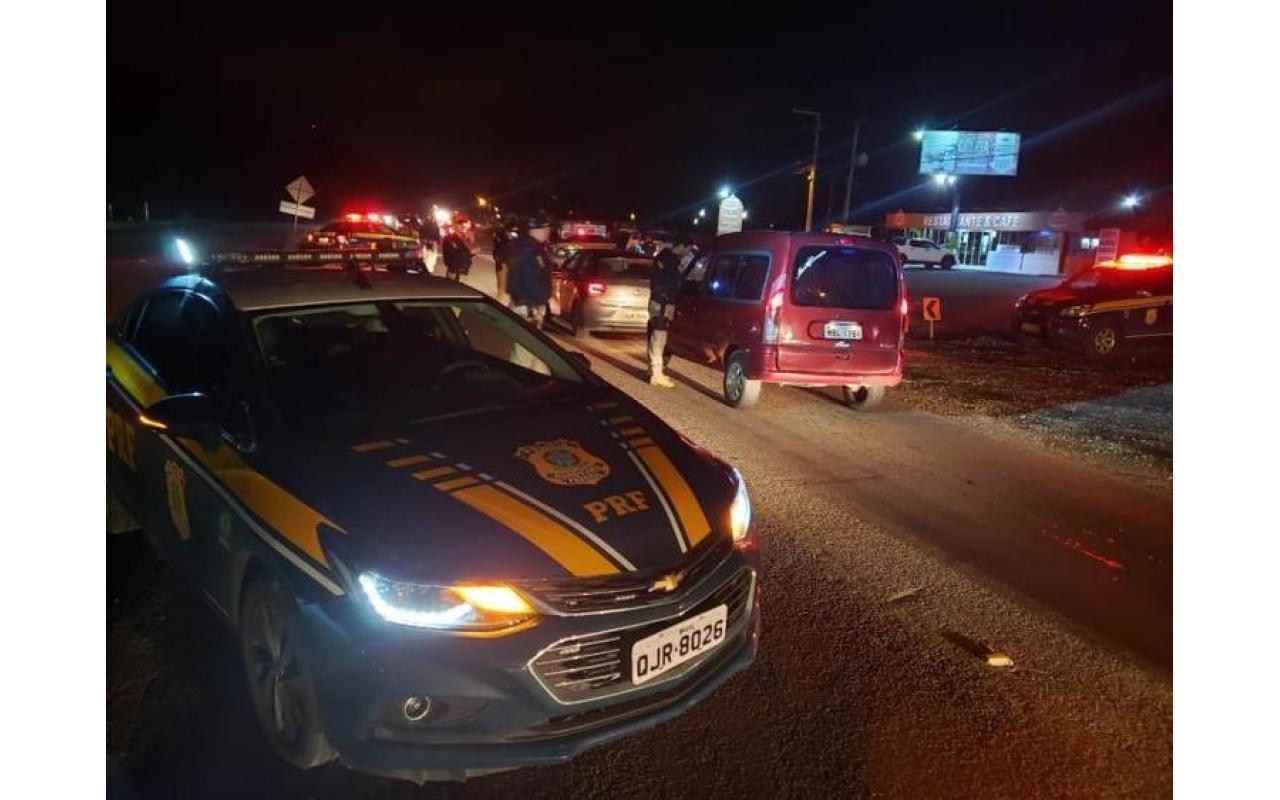 Motorista tenta fugir de blitz, quase atropela policial, bate em poste e é preso em Rio do Sul, no Alto Vale