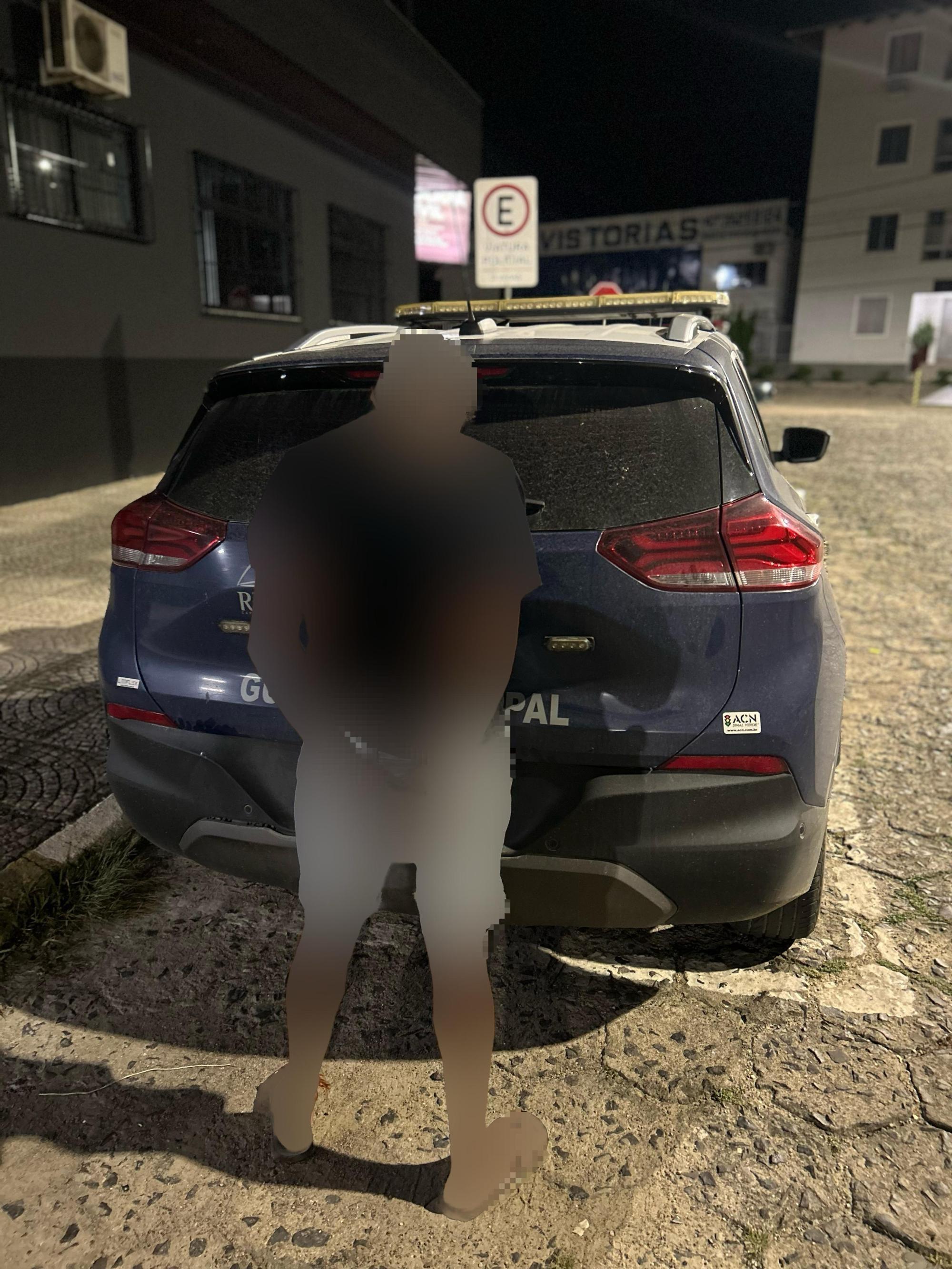 Mulher com mandado de prisão por furto é localizada e presa