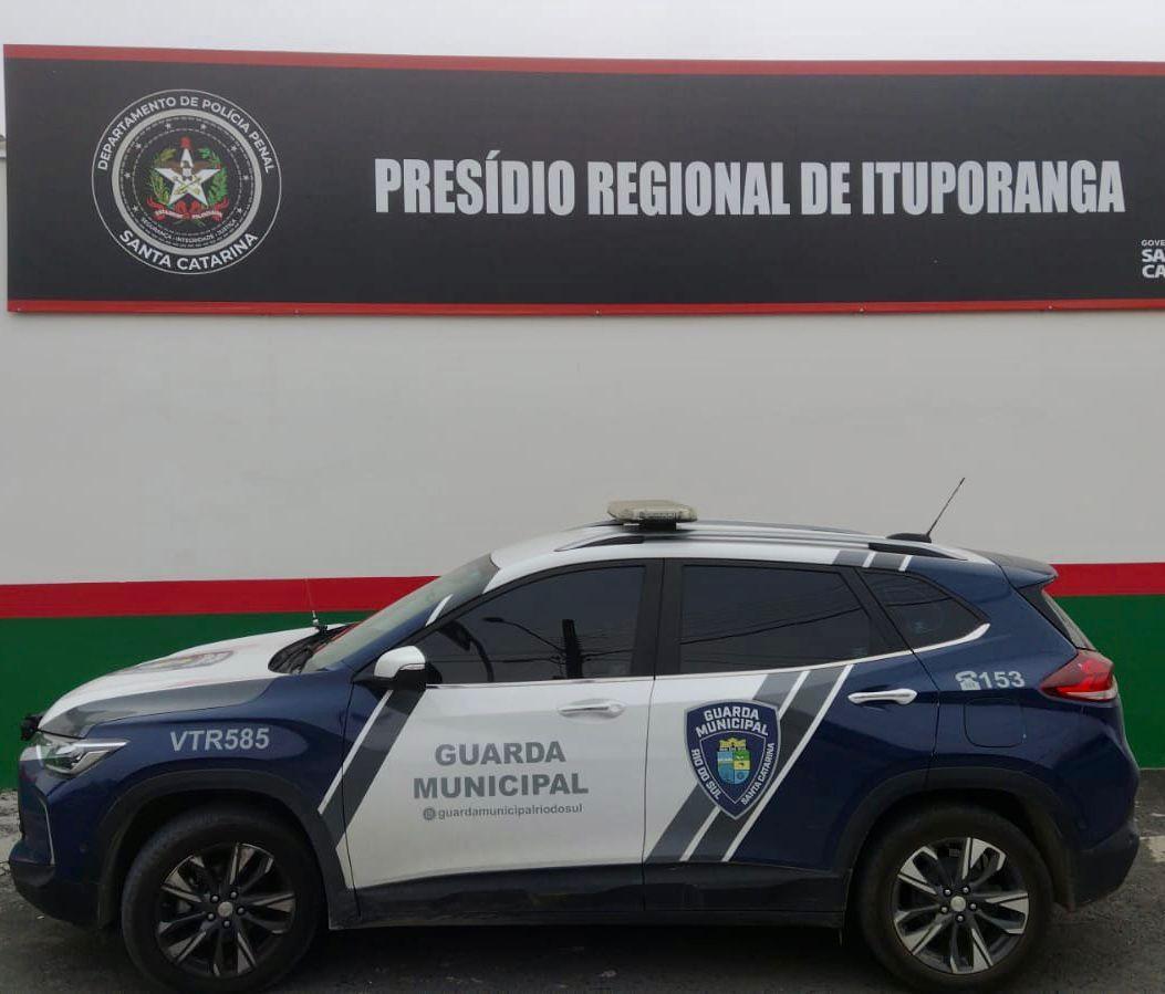 Mulher com mandado de prisão por tráfico de drogas é presa 