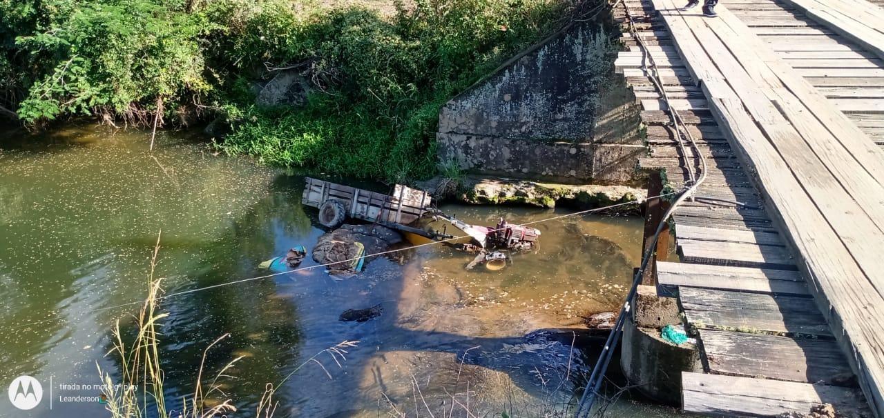 Mulher de 35 anos morre após microtrator cair de ponte no interior de Alfredo Wagner