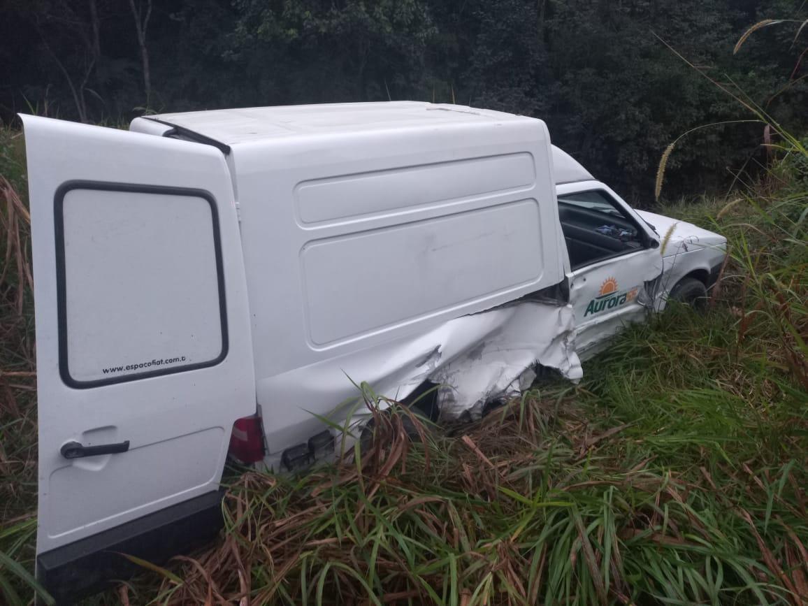 Mulher é ejetada para fora do veículo em colisão na SC-350 em Aurora