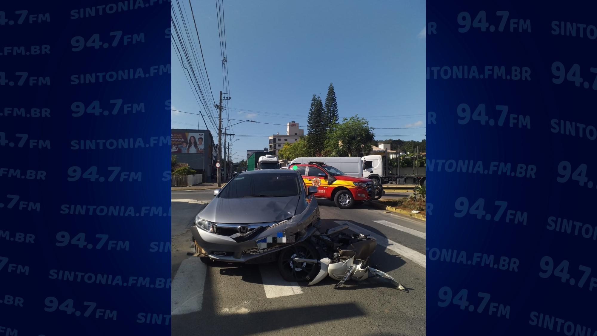Mulher fica ferida após colisão entre carro e moto em Rio do Sul