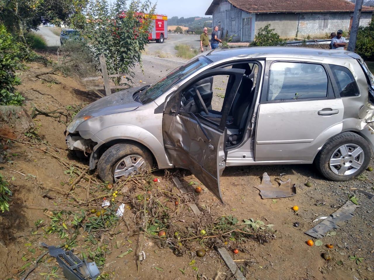 Mulher fica ferida levemente após capotamento na SC-110 em Rio Antinha município de Petrolândia