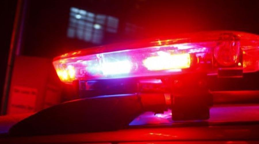 Mulher fica gravemente ferida após colidir moto em automóvel, motorista se evadiu do local 